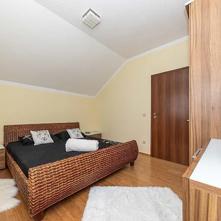 Ferienhaus Fur 14 Personen In Okrug Gornji, Dalmatien Mitteldalmatien