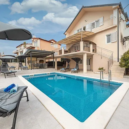 Ferienhaus Fur 14 Personen In Okrug Gornji, Dalmatien Mitteldalmatien